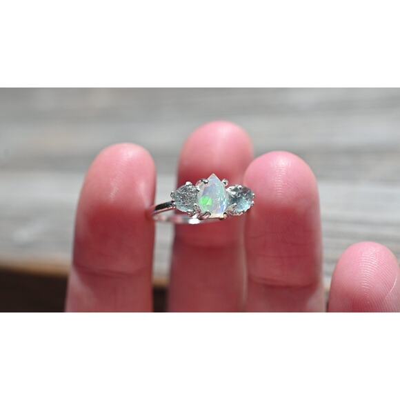 opal ring, Raw sapphire Gemstone, unique opal ring, jewelry for her - Picture 1 of 6